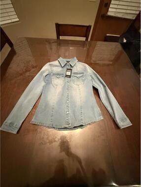 True Religion NWT WESTERN DENIM SHIRT Women’s Size Med Pearl Snap $99